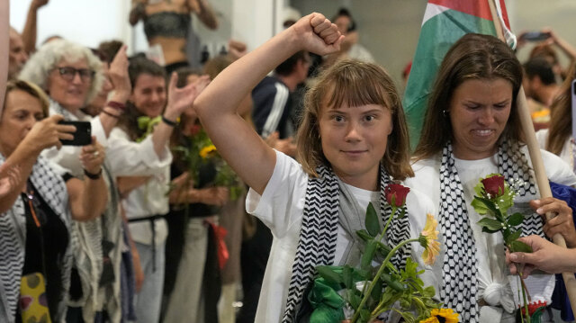 Greta Thunberg lands in Athens: “A genocide Is unfolding before our eyes” – See photos, video