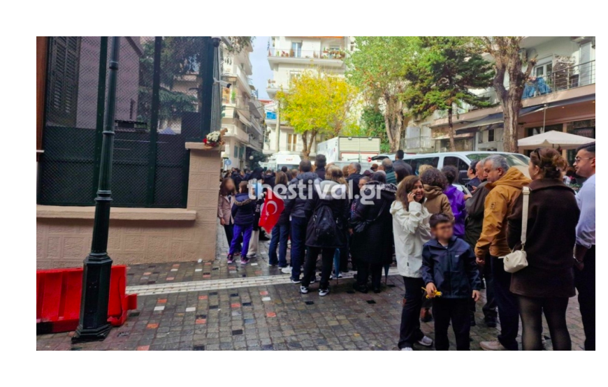 Queues at Kemal Atatürk in Thessaloniki on the 87th Anniversary of his death