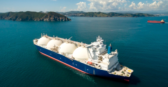 Greece as an energy hub: Pipelines close, LNG ships arrive