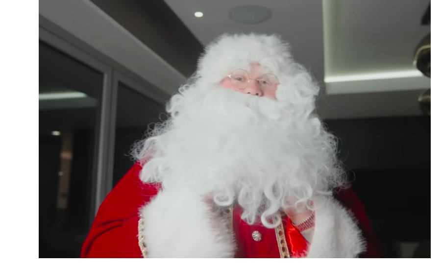 Erling Haaland dressed as Santa Claus and distributed gifts in Manchester - Watch the video
