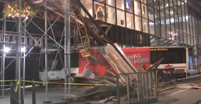 Bus crashed into a scaffolding of a building in midtown Manhattan – See video
