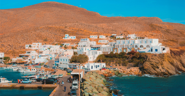 Urban planning regulations: Construction guidelines for Mykonos and Santorini – Expansion to additional islands – Legal challenges to permits lacking Ministry of Culture approval
