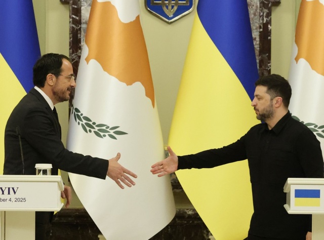 Christodoulides from Kiev: We know what invasion means, first priority is to support Ukraine