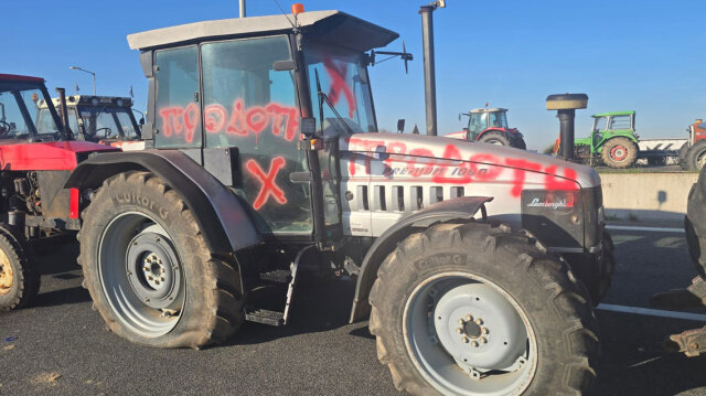 “Traitor”: They vandalized tractors of farmers who went to the meeting with Mitsotakis at the Nikaia blockade, see pictures