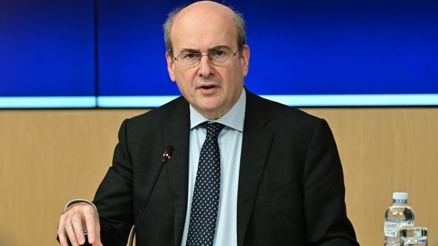 Hatzidakis: Minimum wage to increase in early April — “We cannot afford to be frozen in past practices”