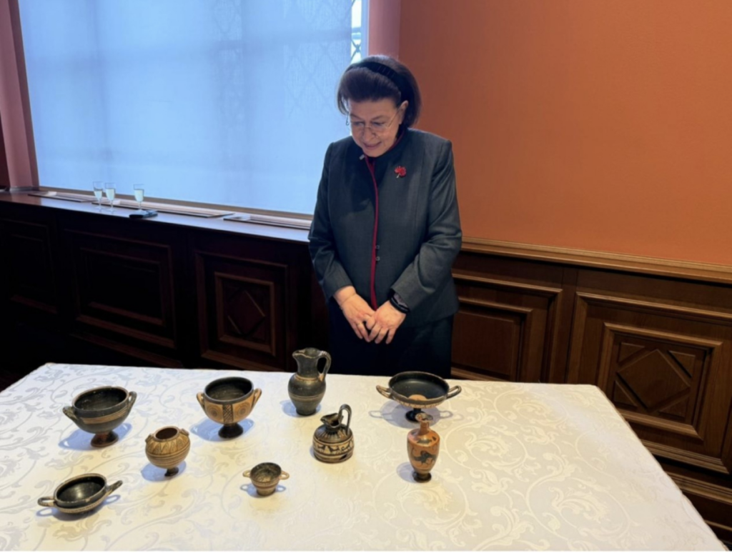 Return of 9 ancient vases to Greece from Budapest, see photos