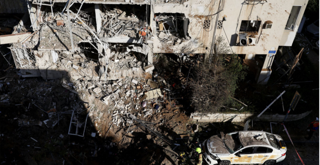 Explosions and injuries in Israel from Iranian missiles, Tehran denies Trump’s claims of “points of agreement” (Update)