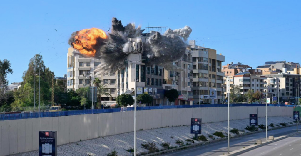 Chaos in Beirut: Israeli bombardment in Dahieh near the Iranian embassy, armed men in the streets and gunfire, watch video