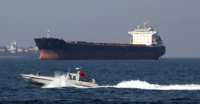 240 cargo ships stranded in the Strait of Hormuz, Chinese ship transits ...