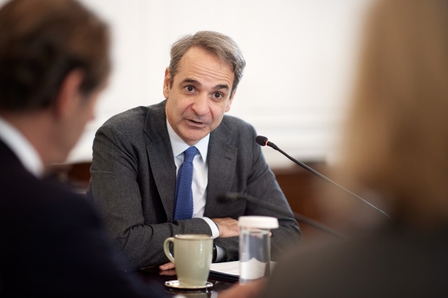 Mitsotakis speaks with the Emir of Qatar on developments in the Middle East