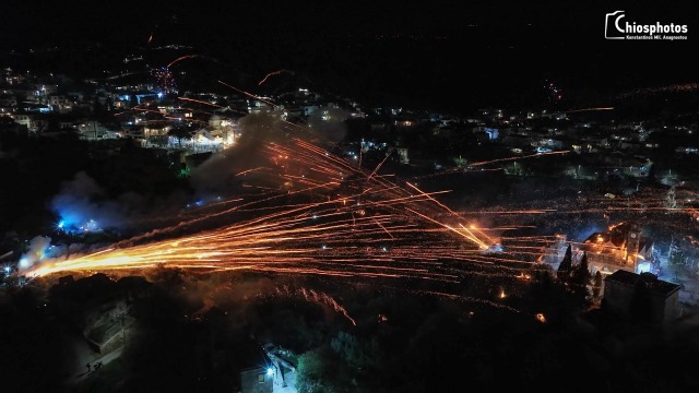 Magical scenes in Vrontados, Chios, as the rocket war amazed locals and tourists (video-photos)