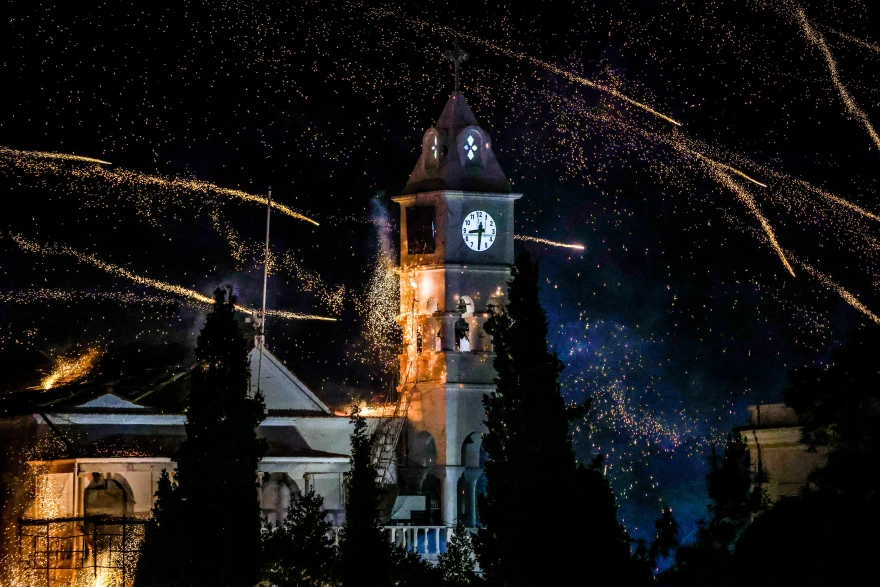 Magical scenes in Vrontados, Chios, as the rocket war amazed locals and tourists (video-photos)