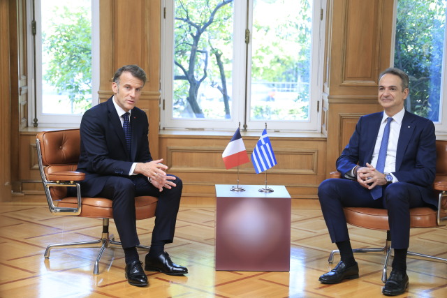 At the Maximos Mansion, Kyriakos Mitsotakis and Emmanuel Macron are set to sign the new Greece–France defense cooperation agreement