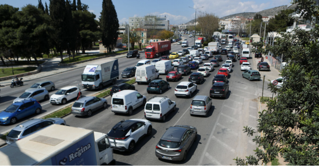 Holiday exodus peaks: Traffic at a standstill on Kifissos and Athens–Corinth motorway, 45-minute delays on Attiki Odos – Congestion at ports and bus stations
