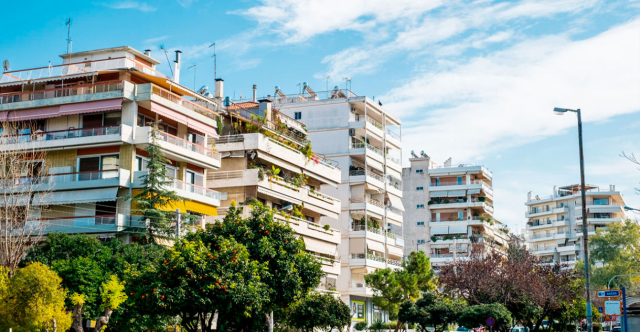 BoE report: 1 in 3 Greeks spend 40% of their income on housing – What solutions are proposed