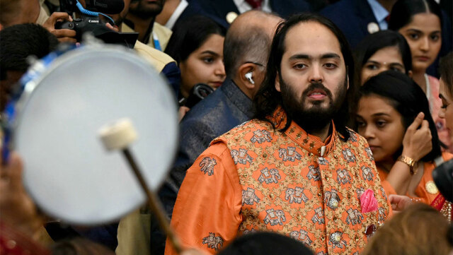 Son of Indian tycoon Ambani offers refuge to Escobar’s hippos