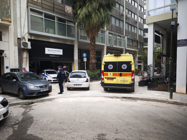 “The woman was speaking in English, following screams I called the police,” says a tenant of an apartment building in a mystery death in central Athens