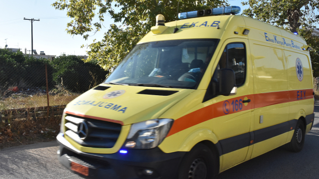 Minor struck by car in Paros, airlifted to Athens