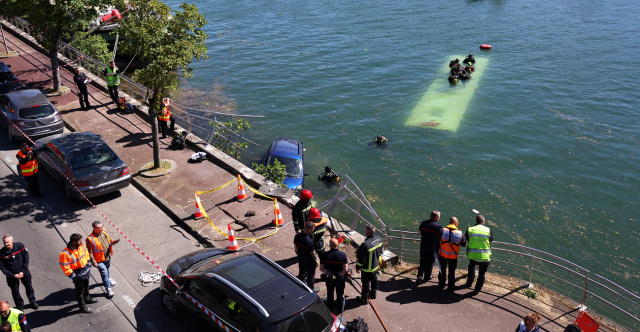 A bus with 4 passengers fell into the Seine in Paris, with a trainee driver at the wheel – watch video