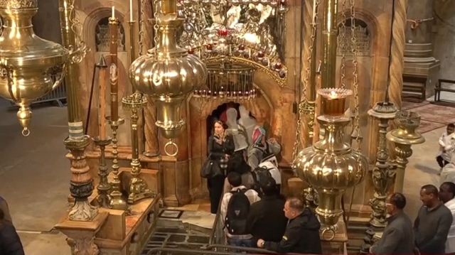 In reverence, the emotional deposition in Jerusalem, see photos & video