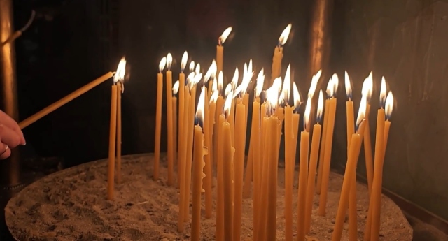 Devotion in the churches of the country with the Hymn of Kassiani, images from St Spyridon in Pagrati