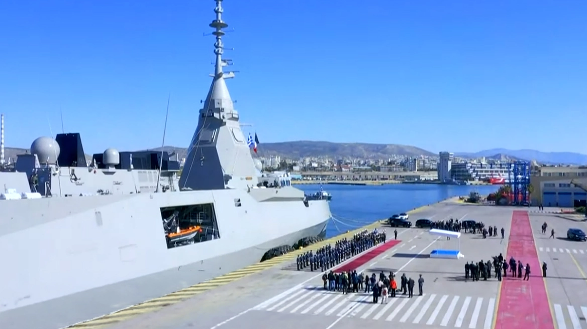 The visit of Kyriakos Mitsotakis and Emmanuel Macron to the frigate HS Kimon in Piraeus (live)