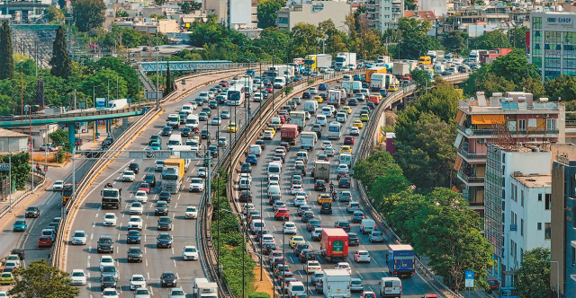 Traffic chaos in Attica: May Day long weekend getaway begins, heavy congestion on Kifisos, Attiki Odos and Kifisias