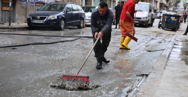 Mystery of the “liquid cement” in Kypseli solved: It is a special foam with chemicals, explains Metro company