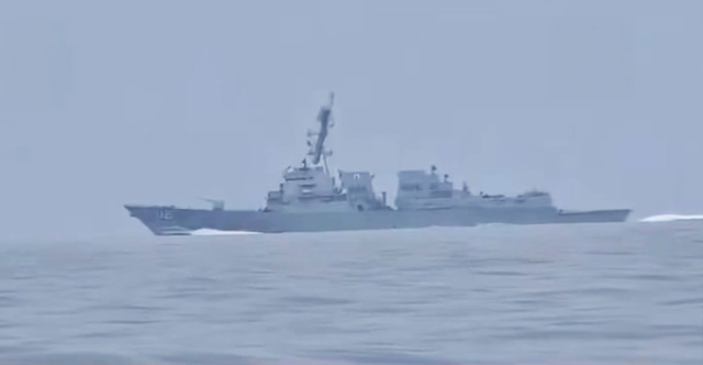 “Change course or you will be targeted”: The moment an Iranian vessel threatens a US destroyer that entered the Strait of Hormuz (video)
