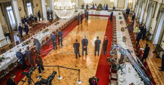 Everything is ready at the Presidential Mansion for the dinner hosted by Kostas Tasoulas in honor of Emmanuel and Brigitte Macron – Who will attend, and the Greek menu (photos)