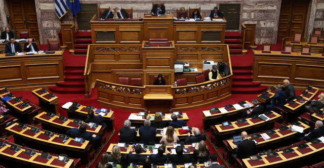 What does Mitsotakis’ proposal for incompatibility between minister and MP mean, and the reduction of MPs on the table