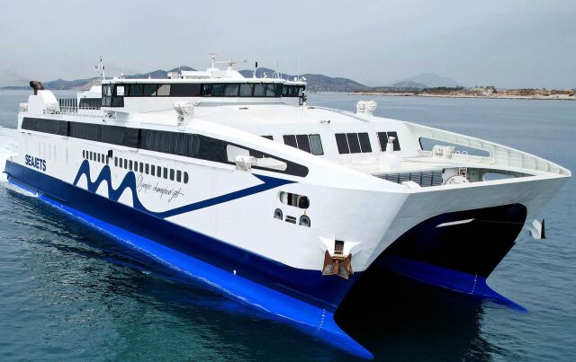 Emergency arrival of “Champion Jet I” at the port of Lavrio after injury to a 32-year-old sailor