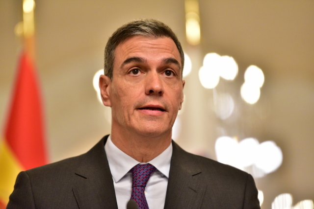 Spain begins the legalization of hundreds of thousands of migrants without residence permits