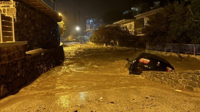 Erminio tested Rhodes, Poros and Sikinos: Waves 3-4 metres high, gale-force winds and flooding, see videos