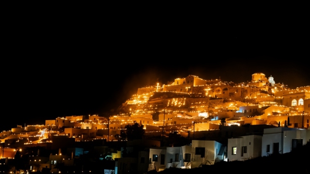 Easter in Pyrgos Santorini: The custom with thousands of lanterns – see video