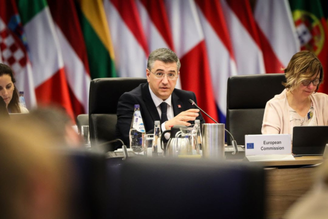 Tzitzikostas: EU has sufficient fuel supplies for airports and aircraft, no shortage expected in coming weeks