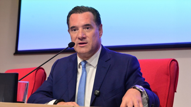 An American compares the U.S. healthcare system with Greece’s NHS (ESY), in a video posted by Adonis Georgiadis