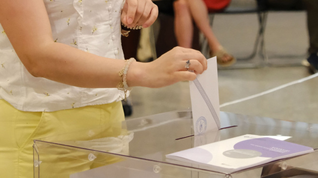 Metron Analysis: ND at 28.6% with losses, PASOK at 15%, gains for Tsipras, decline for Karystianou