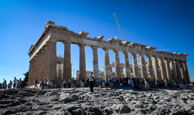 New French legislation opens a “window” for the return of Parthenon fragments from the Louvre