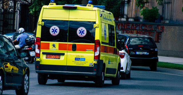 Tragedy in Piraeus: 24-year-old woman dead after falling from 7th-floor apartment building in Kallipoli