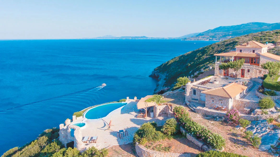 The real estate market: How much the boundless, ultra-luxurious blue of the Aegean and Ionian costs