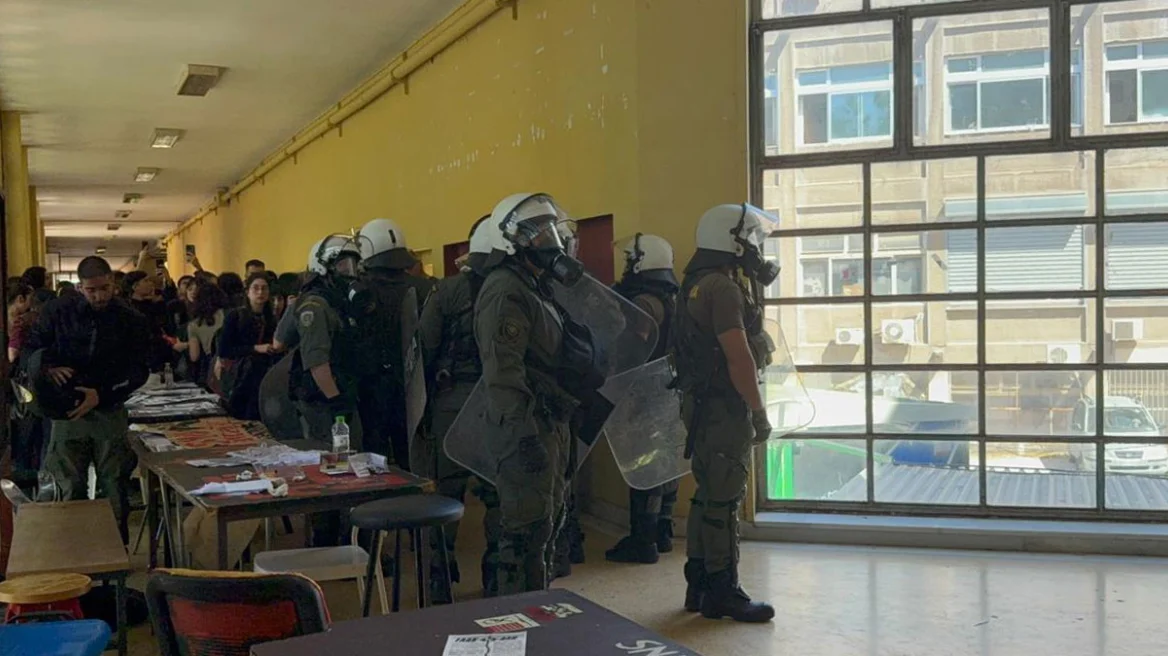 Wild attack by anarchists with clubs on students inside the Aristotle University of Thessaloniki (AUTH), 6 injured (photos)