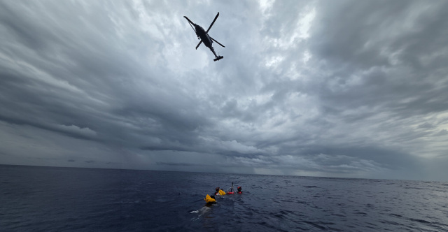 Impressive rescue of 11 people after an aircraft forced to land in the Atlantic, see video and photos