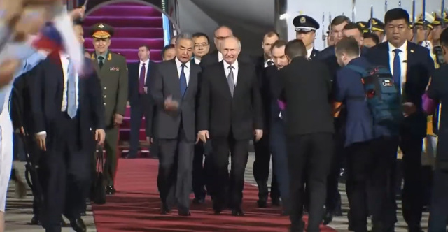 In Beijing, Putin: Warm welcome from the Chinese foreign minister ...