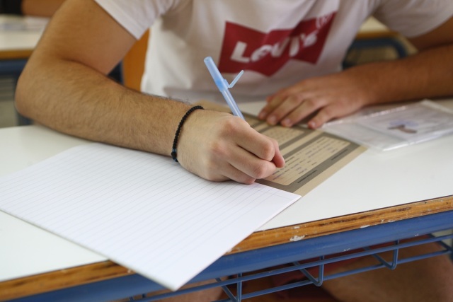 Parents’ associations in Ilioupoli ask for special grading for the Panhellenic exams after double tragedy, what the ministry responds