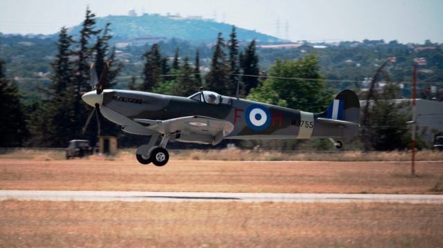 The pilot who in 1947 delivered the legendary Spitfire MJ755 to Greece has died (videos)
