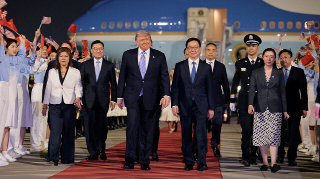 Trump arrives in Beijing for critical talks with Xi: Warm welcome with military band and 300 American and Chinese flags
