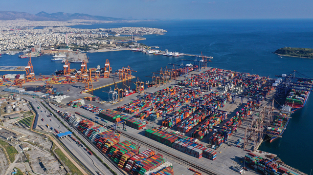 Economist: Piraeus and Elefsina at the heart of global port rivalry — The U.S.–China “naval battle”