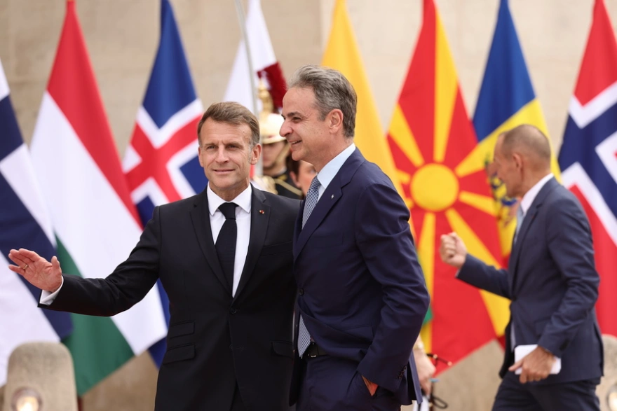 Mitsotakis in Paris for 37-nation Ukraine support summit, Zelensky also present