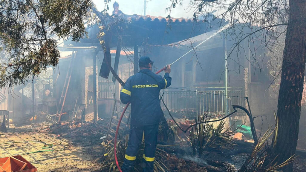 Boeotia fire rages, people evacuated; Blazes in Achaia and Argolis; Fire spreads to Porto Germeno; Major warning for Attica & Evia (Updates)